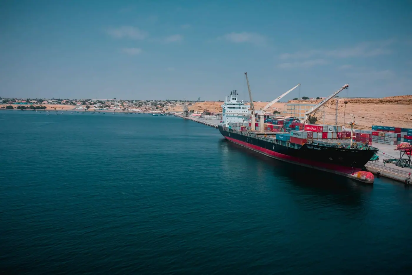 Navire porte-conteneurs longeant une côte : l’Afrique et l’Europe reliées par la mer