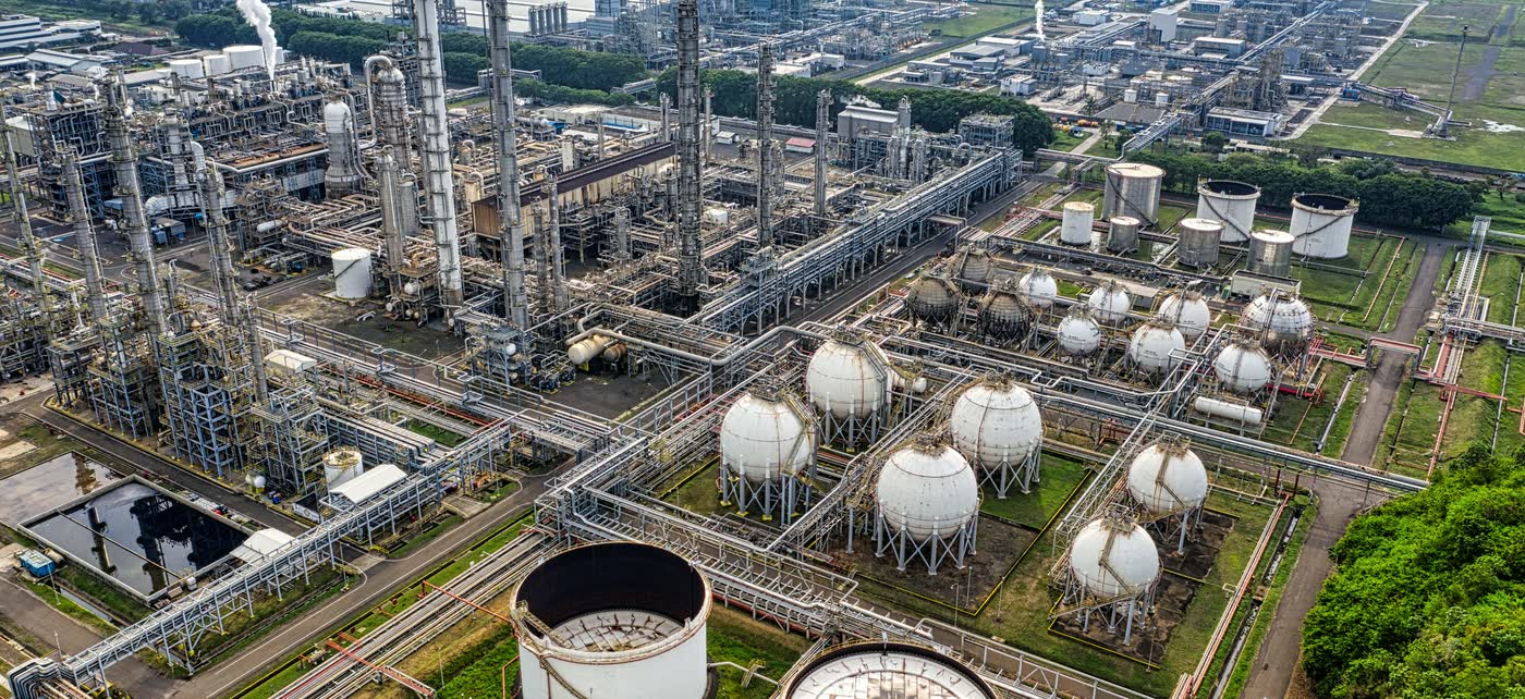 Vue aérienne d’un site industriel : unités de procédé, réservoirs sphériques et bacs de stockage