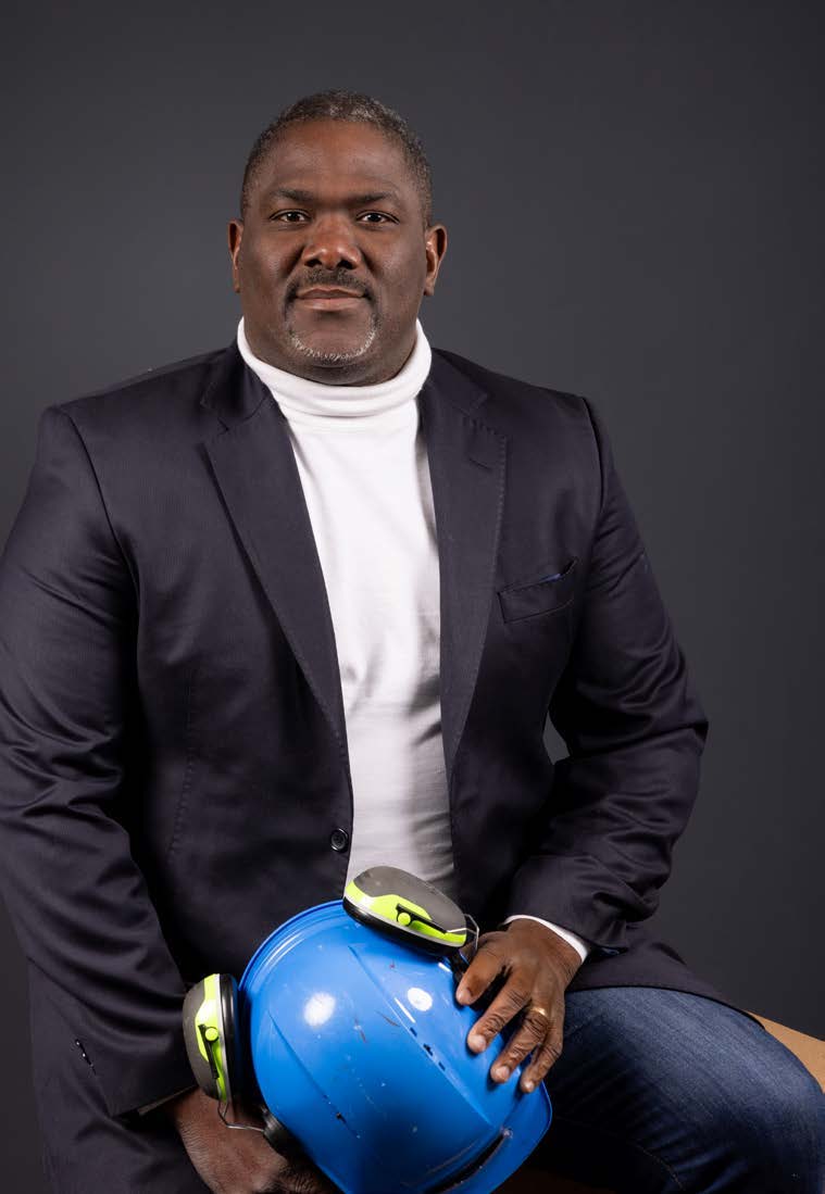 Portrait de Sergio DOSSOU assis, extrait du Nouveau Manager
