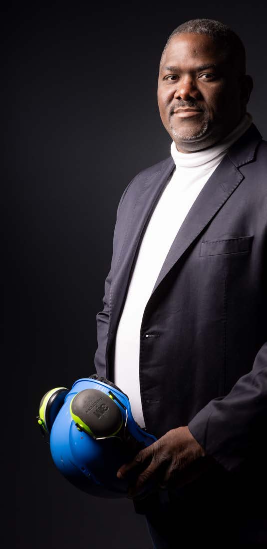 Sergio DOSSOU avec un casque de chantier, dans Le Nouveau Manager